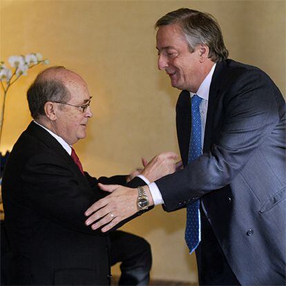 El presidente argentino, Néstor Kirchner, saluda a José María Cuevas en Madrid en 2004.