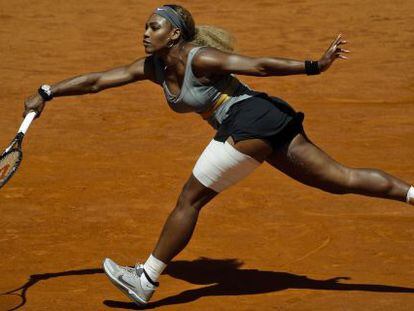 Serena Williams devuelve la bola en us partido contra Carla Suárez.