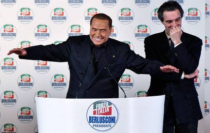 El l&iacute;der de Forza Italia, Silvio Berlusconi, junto al candidato por Lombard&iacute;a del centroderecha, Attilio Fontana. 
 