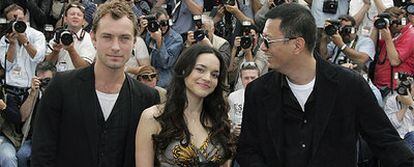 Jude Law, Norah Jones y Wong Kar-wai posan durante el estreno de My Blueberry Nights en Cannes.