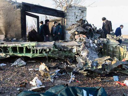 Restos del avión siniestrado en Shahriar (Irán).