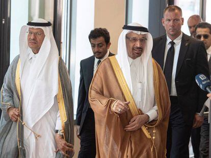 El ministro de Energía saudí, Jaled al Faleh (dcha), a su llegada a una reunión de la Organización de Países Exportadores de Petróleo (OPEP), en Viena (Austria) este lunes. 