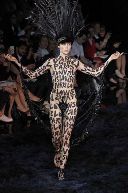 La modelo Eddie Campbell abrió el desfile de despedida de Marc Jacobs de Louis Vuitton en París.