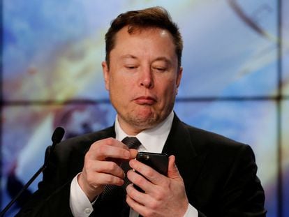 Elon Musk looks mira su móvil en Cabo Cañaveral (EEUU) el pasado 19 de enero de 2020.