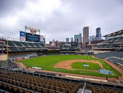 Vista general del Target Field donde este lunes fue pospuesto el partido de béisbol entre Minnesota Twins y Boston Red Sox.