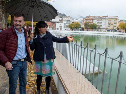 GRAF3226. PEGALAJAR (JAÉN), 21/11/2018.- La candidata de Adelante Andalucía a la Presidencia de la Junta, Teresa Rodríguez, y el cabeza de lista de Adelante Andalucía por Sevilla, Antonio Maíllo, durante una visita a la localidad de Pegalajar (Jaén), donde ha propuesto aprobar una 