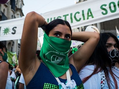Movilización a favor de la legalización del aborto en Argentina mientras su aprobación se debatía en el Senado del país, en Buenos Aires, el 29 de diciembre de 2020.