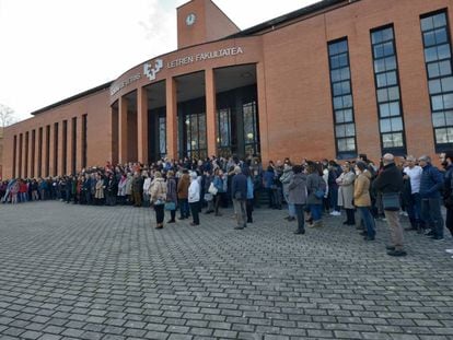 Concentración este lunes en protesta por la agresión a un estudiante en la Facultad de Letras.