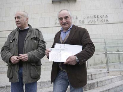 El diputado general de Gipuzkoa, Martin Garitano, y el director foral de Hacienda, Xabier Olano, acuden a los juzgados de San Sebastián para entregar documentación sobre las vacaciones fiscales.