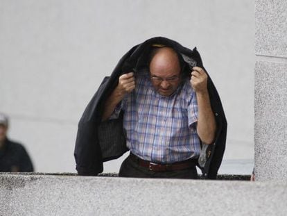 Fernández Liñares saliendo de la cárcel en 2013.