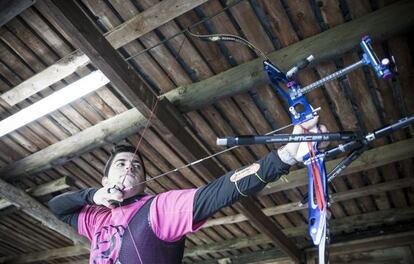 Miguel Alvariño, en el club de tiro con arco Silex en Galicia