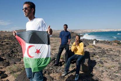 Tres de los cinco saharauis que obtuvieron asilo cuando llegaron en patera a Fuerteventura.