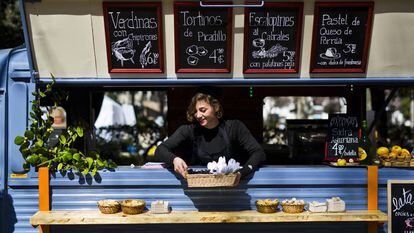 Un cami&oacute;n vende comida en Azca, el distrito financiero de Madrid.