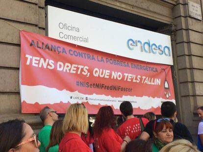 Manifestantes ante una sede de la compa&ntilde;&iacute;a Endesa en Barcelona.