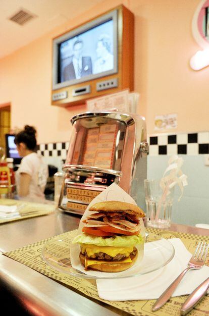 Hamburguesa en el Peggy Sue's.