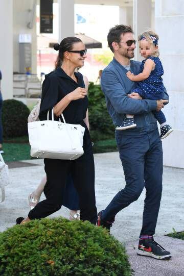 Cooper y Shayk con su hija Lea en Venecia.