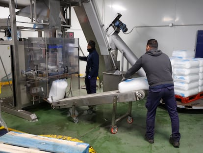 Operarios de una fábrica de hielo de Madrid, el día 10.