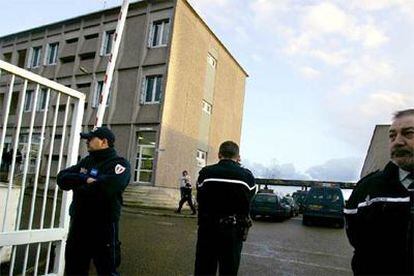 Varios agentes de policía hacen guardia frente a las instalaciones del instituto Colbert de Torcy.