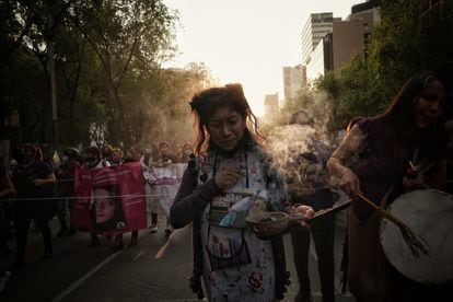 Aracely Osorio,madre de Lesvy Berlín, una víctima de feminicidio participa en la marcha del 25-N en Ciudad de México. 
