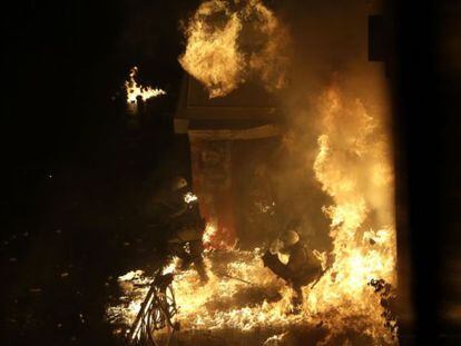 Un policía envuelto en fuego, delante del parlamento griego.