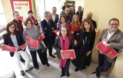 La escritora y directora del Festival Eñe, Marta Sanz, en el centro.