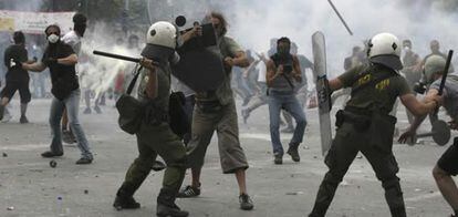 Enfrentamiento entre la policía antidisturbios y los manifestantes contra las medidas de austeridad