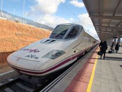 Tren de alta velocidad en la estaci&oacute;n Fernando Zobel de Cuenca.
