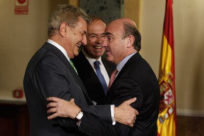 El presidente del Congreso, Jesús Posada, saluda al ministro de Economía, Luis de Guindos. Detrás, el presidente del Senado, Pío García Escudero.