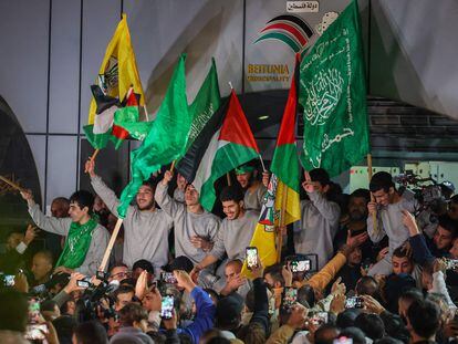 Prisioneros palestinos, el viernes tras ser liberados.