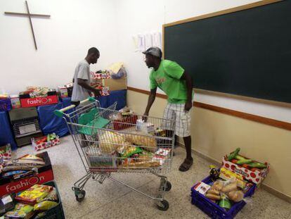 Centro de distribución de alimentos en la parroquia de Camp Clar.