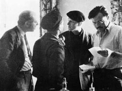 De izquierda a derecha Dos Passos, Joris Ivens, de espaldas y Ernest Hemingway durante el rodaje del documental. 'Tierra de España'.