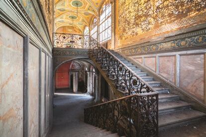 Uno de los capítulos del libro ‘Oblivion’, titulado ‘La villa sobre la colina’, dedica sus fotos a mostrar <a href="https://www.turismotorino.org/it" target="_blank">“una preciosa villa italiana abandonada”</a> construida a principios del siglo XVI. “Tiene una terraza impresionante cuyas vistas panorámicas envuelven toda la ciudad”. Con su emplazamiento estratégico, en lo alto de una colina, su propietario intentó escapar de la peste que asolaba los alrededores. “En el peor momento de la epidemia, casi un tercio de la población murió en el transcurso de un año”, recuerda Robroek. El edificio pasó por las manos de las familias más antiguas e influyentes de Italia, y cada una fue añadiendo su firma. Por ello tiene multitud de estilos arquitectónicos.
