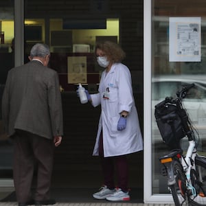 Dvd992(11/03/20) A la entrada de él centro de Salud Estrecho de Corea los facultativos esperan a los pacientes para preguntarles a qué vienen y dar indicaciones de higiene , Madrid Foto:Víctor Sainz 