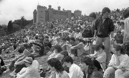 Público en un concierto celebrado junto al castillo de Slane, en Irlanda, en 1986.