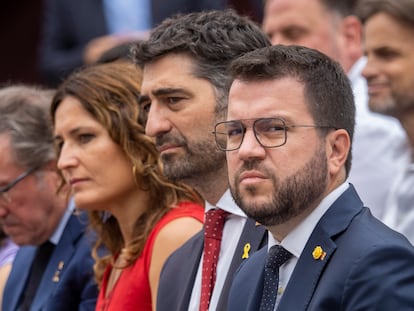 Los miembros del Ejecutivo catalán liderado por Pere Aragonès (a la izquierda), el pasado domingo en el acto de Òmnium Cultural.