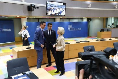 El presidente del Gobierno, Pedro Sánchez, con la presidenta de la Comisión Europea, Ursula von der Leyen, este martes en Bruselas.