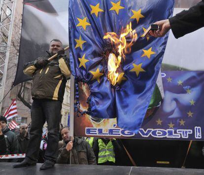 Manifestantes de ultraderecha queman la bandera de la UE en Budapest