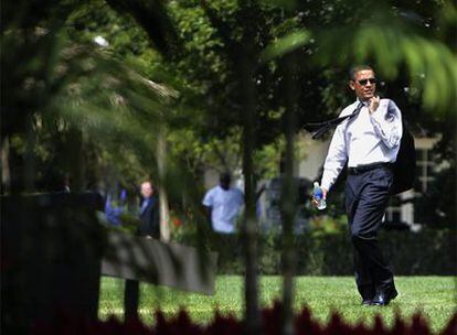 Barack Obama camina por los jardines de la Casa Blanca.