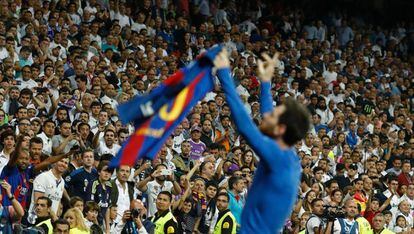 La afición del Bernabéu, en la celebración del segundo gol de Messi.