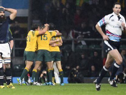Australia celebra el triunfo ante Escocia mientras el árbitro sale corriendo del campo, en Londres.