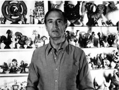El crítico Juan Ramírez de Lucas, fotografiado junto a su colección de objetos de arte popular..