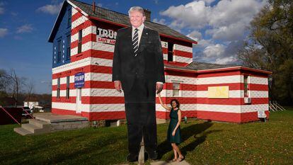 La representante de Pensilvania, Leslie Rossi, posaba con un cartel gigante de Trump, el pasado domingo en la ciudad de Youngstown.