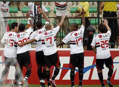 Los jugadores del Sao Paulo celebran el título con su afición