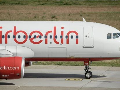 Un avión de la aerolínea Air Berlin en un aeropuerto de Alemania.