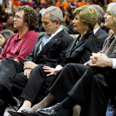 Bush y su esposa, Laura, durante el homenaje a las víctimas celebrado ayer en la Universidad Politécnica de Virginia.