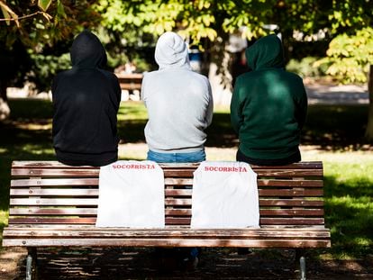 Tres peruanos del grupo de socorristas que denuncian las malas prácticas de empresas del sector, el pasado viernes en un parque de Madrid.