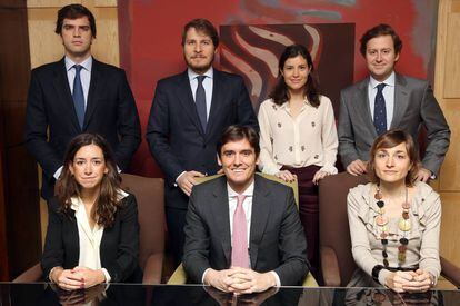 Equipo de bonos de Barclays. De pie: Juan Gaztelu, Francesc Minoves, Sara Lledó y Alejandro Mora; sentados: Marta de la Torre, Luis Zumárraga y Oihana Bessonart.