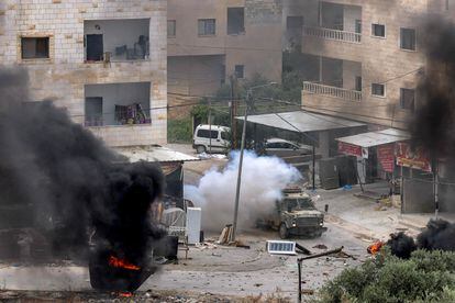 Detonación de un explosivo al paso de un vehículo acorazado militar israelí, durante la incursión en la ciudad cisjordana de Yenín, este lunes.