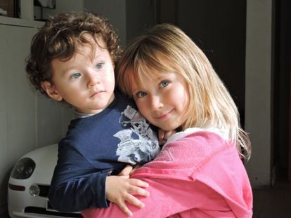 Joaquín, hijo de Silvina Steimbaum, y Sofía, hija de Andrea Russo, en una foto tomada el 20 de marzo de 2021.
