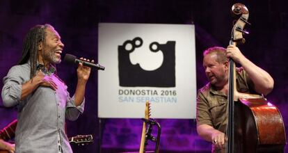 Bobby McFerrin, micrófono en mano, durante su concierto en la Plaza de Trinidad de San Sebastián.